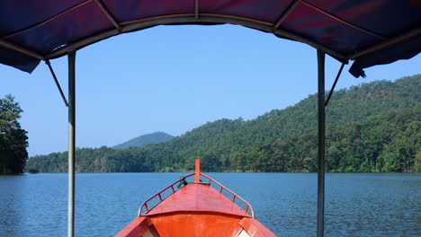 vista desde un barco que navega en un lago tranquilo
