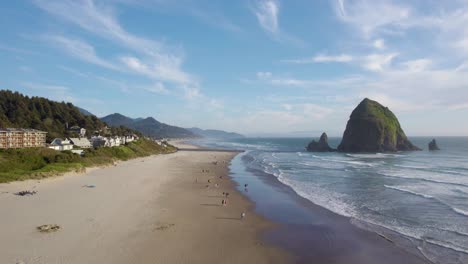 roca de paja en la playa de cañones de oregón, destino turístico de viaje - aérea