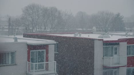 Fuera-Del-Techo-Del-Edificio-De-Apartamentos-Cubierto-De-Nieve-Invernal-Durante-El-Frío-Día-Nublado-En-Canadá