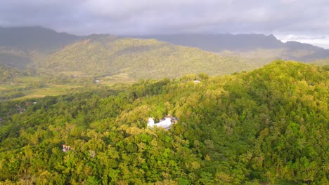 vista aérea de un edificio blanco en el medio del bosque