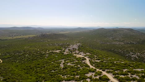 Vista-Visualmente-Deslumbrante-Del-Exuberante-Y-Verde-Naturpark-Vransko-Jezero,-Parque-Natural-Del-Lago-Vrana,-Croacia