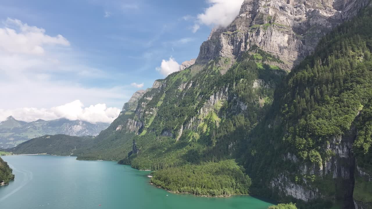 Drone in volo sopra il lago Klöntalersee in Svizzera.