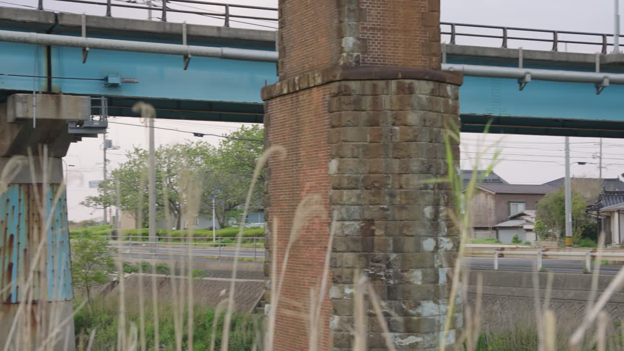 일본 돗토리 시골, 미쿠리야 마을의 오래된 담쟁이 덮인 기차 선로