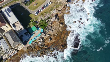 Surfbretter-Und-Geparkte-Autos-Im-Ray-O&#39;keefe-Reserve-In-Der-Nähe-Von-Sam-Fiszman-Park-In-North-Bondi,-New-South-Wales