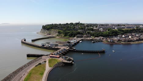 Cardiff-Bay-Barrage-An-Einem-Sonnigen-Tag-Mit-Blick-Auf-Penarth-Head