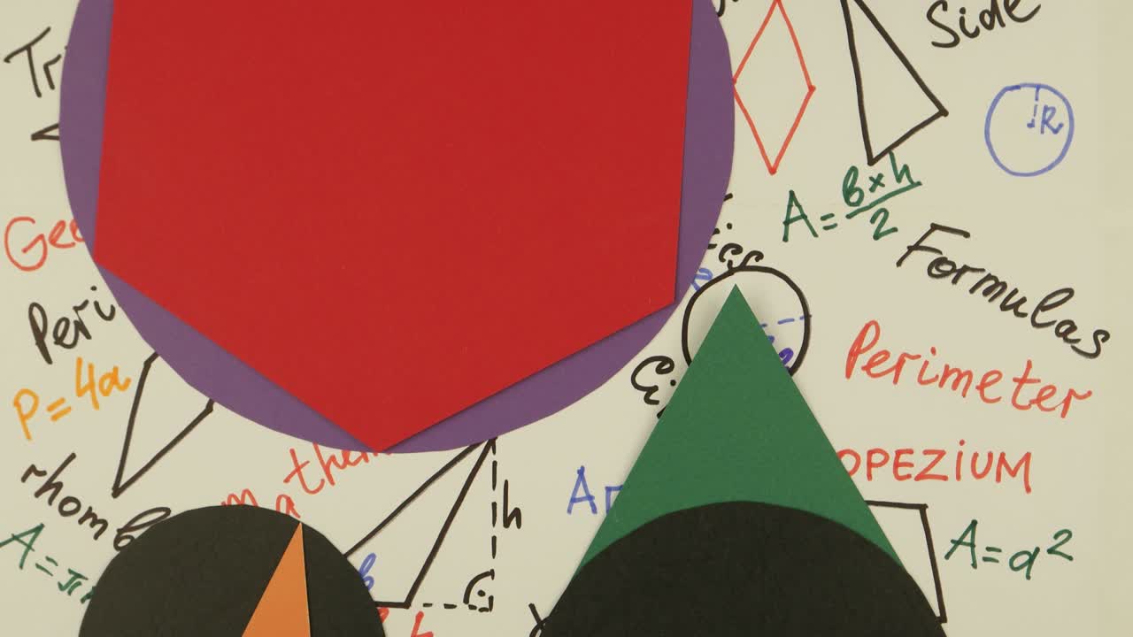 다양한 2차원 기하학적 모양이 새겨져 있습니다.