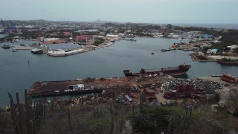 vista panorámica del depósito de chatarra en curacao mirando desde fort nassau