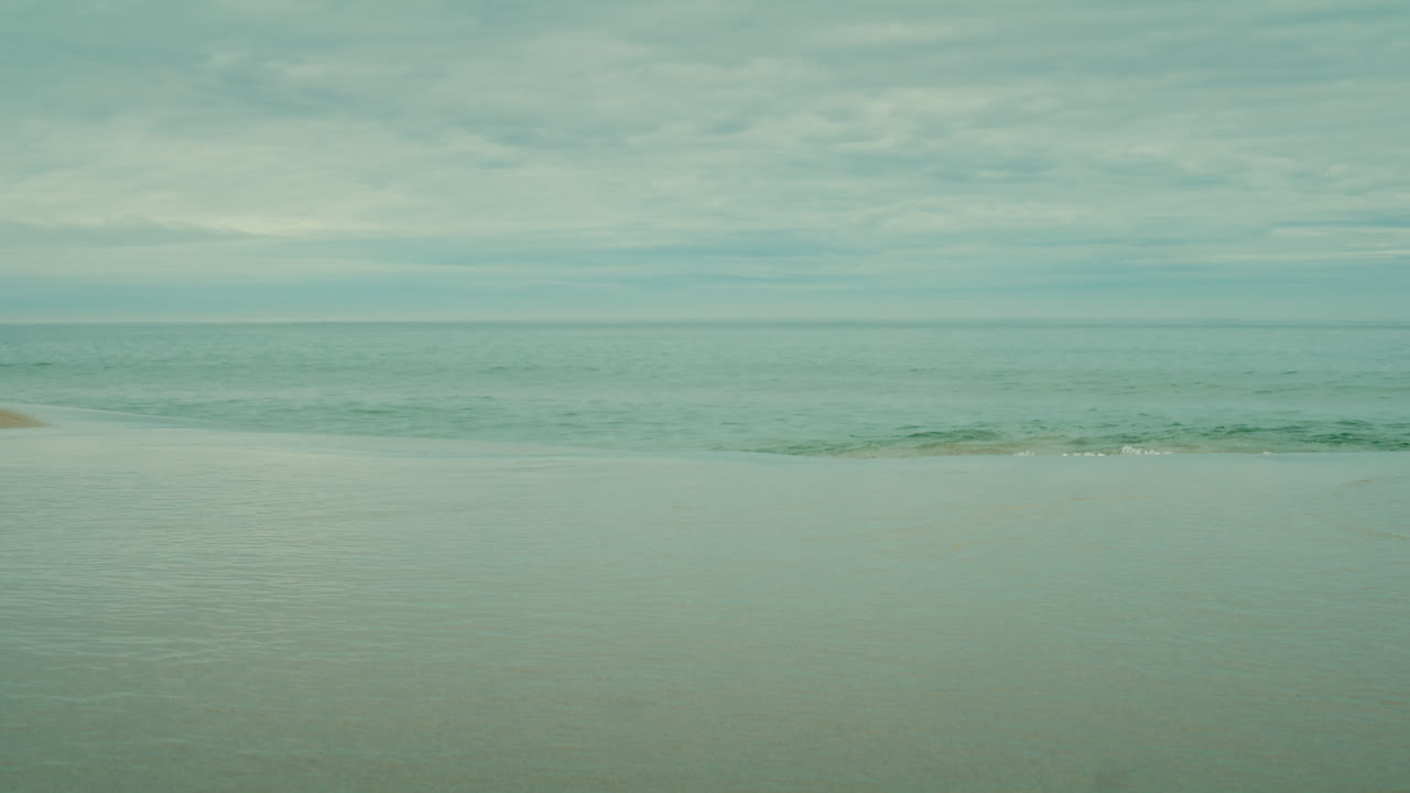 노르웨이 의 보레스트란다 해안 에 부히는 작은 파도 들 의 느린 파동