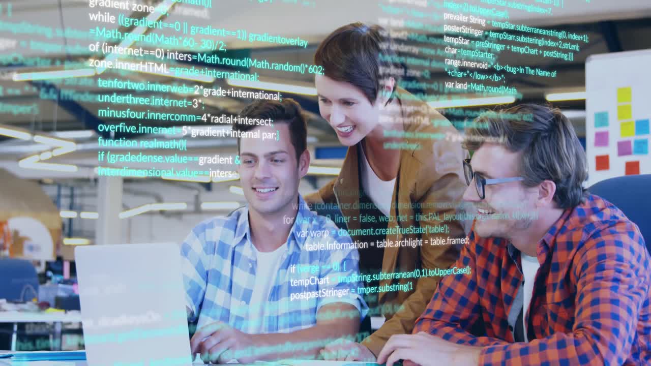 animation de langage informatique multicolore, collègues caucasiens partageant des idées au bureau