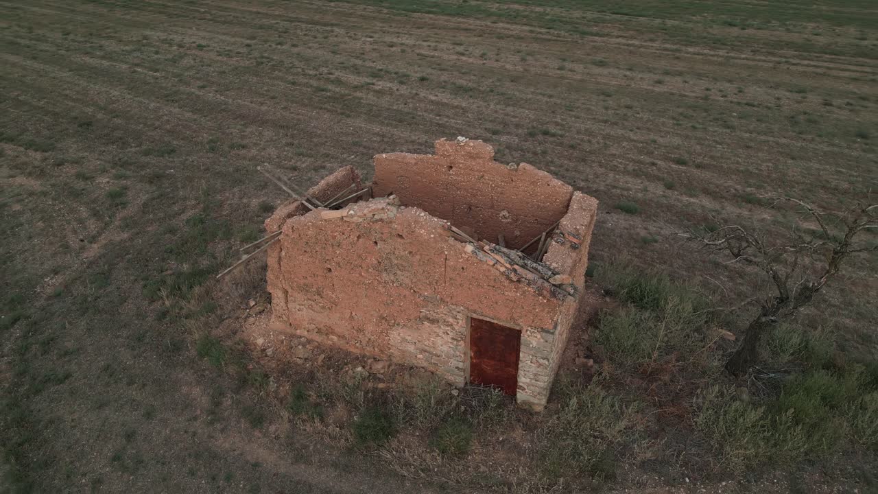 edificio en mal estado con techo faltante en el campo español