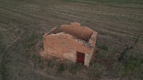 Gebäude-In-Heruntergekommenem-Zustand-Mit-Fehlendem-Dach-In-Der-Spanischen-Landschaft