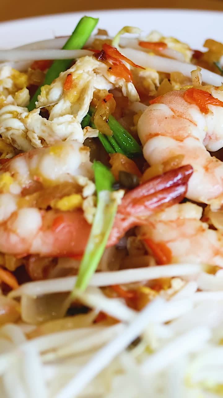 delicioso pad thai adornado con limón fresco