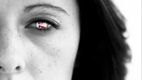 mujer con el mundo girando en súper cámara lenta en sus ojos