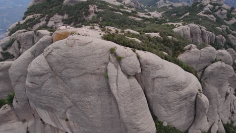 Menschen-Genießen-Die-Aussicht-Vom-Hohen-Berggipfel,-Montserrat,-Barcelona