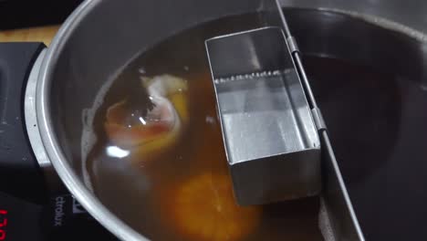 la gente disfruta comiendo shabu y agrega carne de cerdo en sopa caliente en un restaurante japonés, deliciosa rebanada de cerdo para shabu shabu en una olla caliente