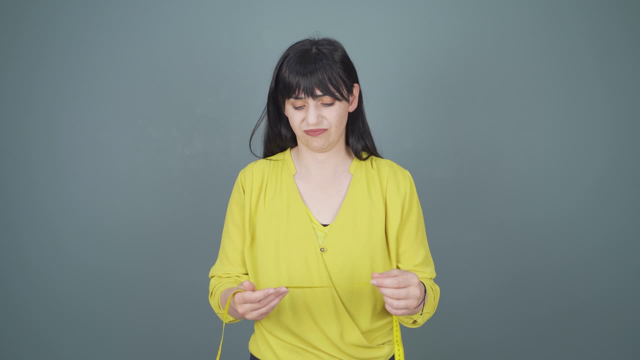 자신의 체중에 불만족한 여성.