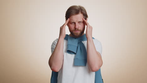 hombre enfermo frotando las sienes para curar dolor de cabeza problema, sufriendo de tensión, dolor de estrés migaine