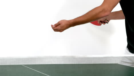 persona que sirve en el ping pong