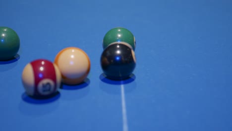 cue-ball öffnet das snooker-spiel und der schwarze ball bleibt statisch