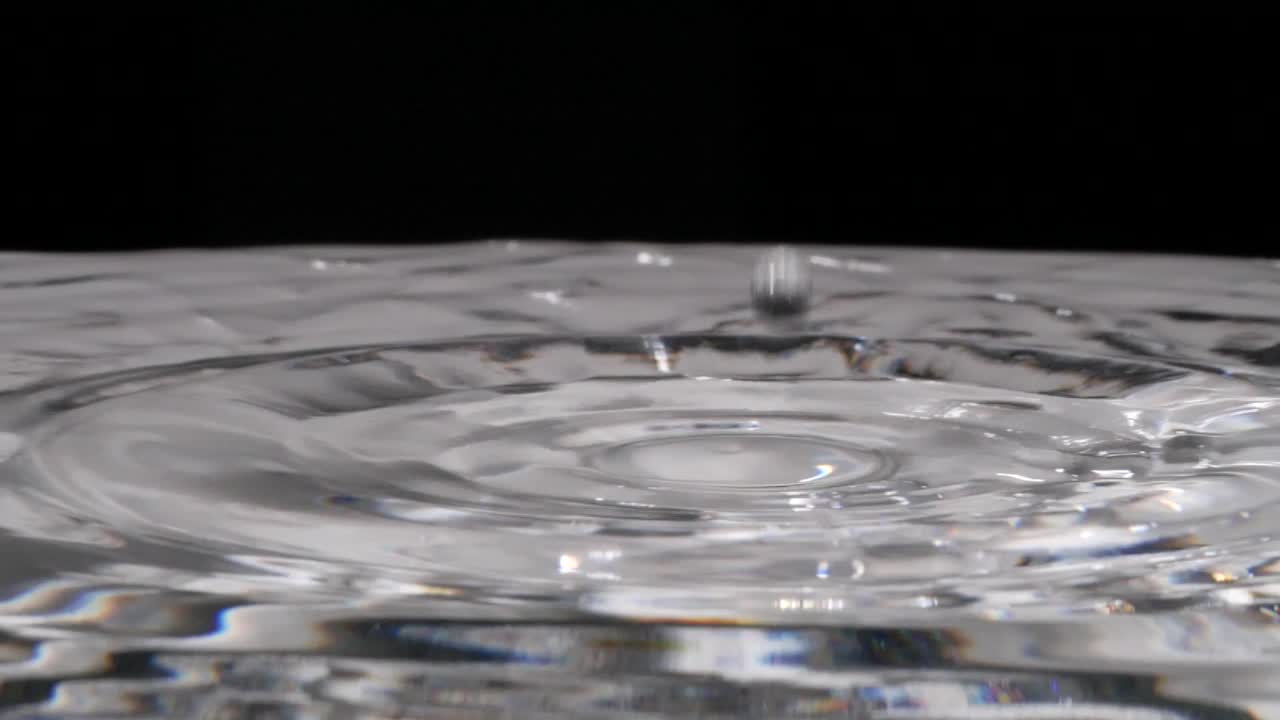 검은 배경으로 떨어지는 물방울의 놀라운 슬로우 모션
