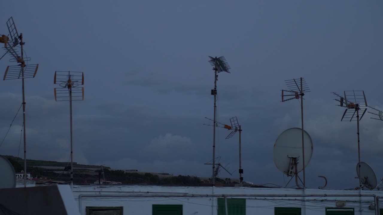 테네리페에서 tv 안테나가 있는 오토바이, 저녁부터 밤까지의 시간 격차