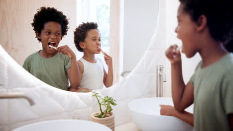 Niños,-Cepillándose-Los-Dientes-Y-Felices-En-El-Espejo.