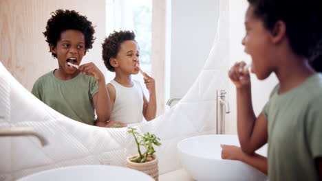niños, cepillándose los dientes y felices en el espejo