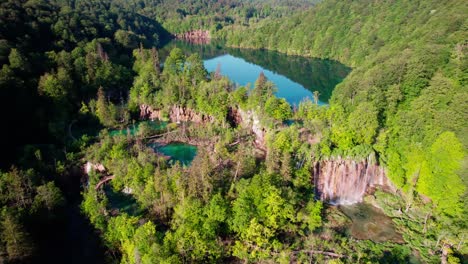 クロアチアのプリトヴィツェ国立公園の湖の楽園の驚くべき景色、旋回