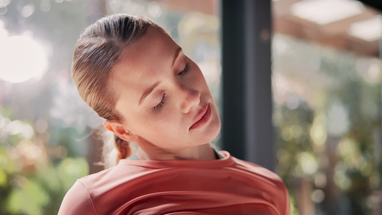 mujer haciendo un estiramiento del cuello