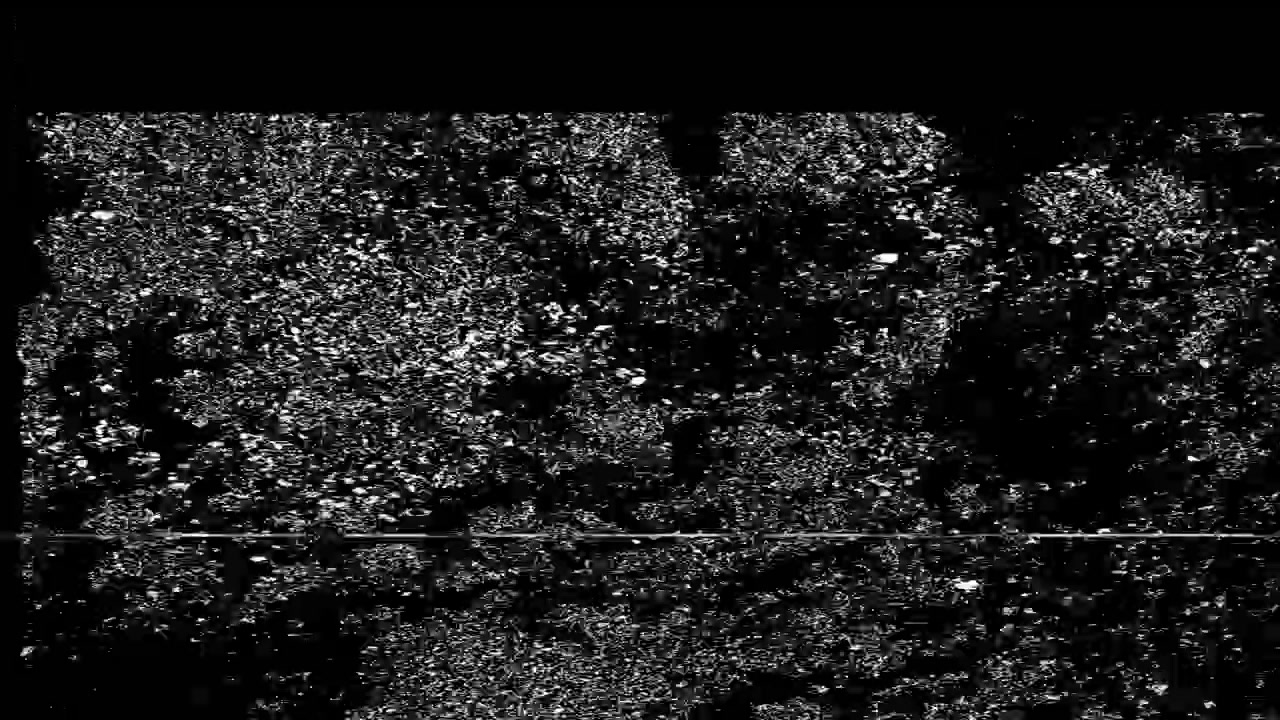 Abstraktní digitální glitch efekt s blikajícími horizontálními linkami.