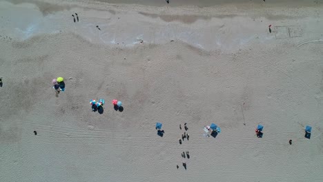 Timelapse-Aéreo-De-Sombrillas-De-Playa-Y-Olas