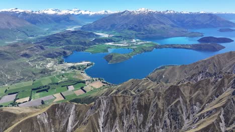 amazing mountain scenery and lake wanaka in new zealand