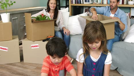 una familia de cuatro cajas de desempaque