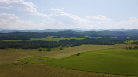 Aerial-view-of-the-scenic-countryside-in-the-Rocky-Mountain-foothills-of-Alberta,-Canada