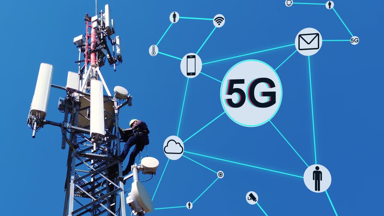 ingeniero de red trabajando en una torre de telecomunicaciones contra el cielo azul con el concepto de conexiones 5g