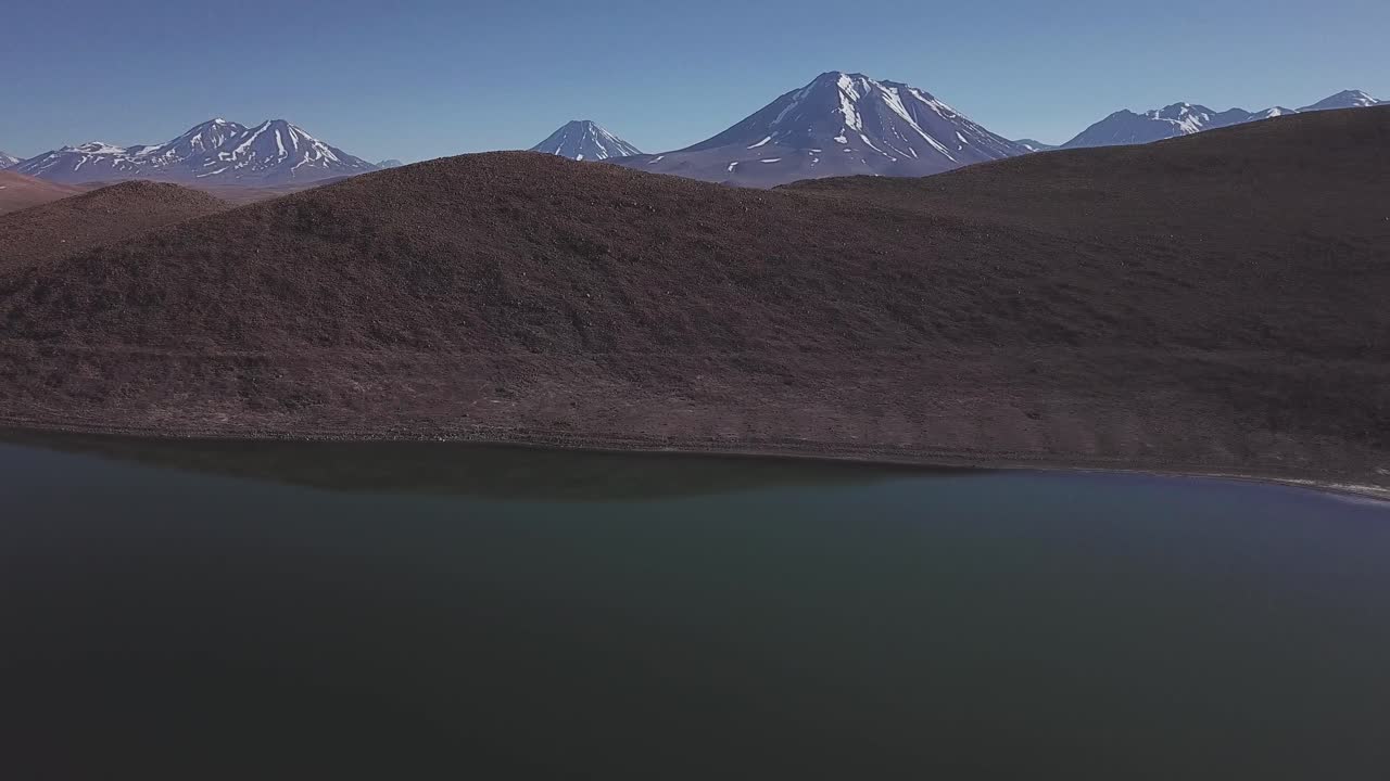 el lago miniques y el lago miscanti con montañas volcánicas en el fondo, chile, bolivia