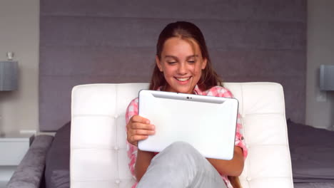 una chica usando una tableta.