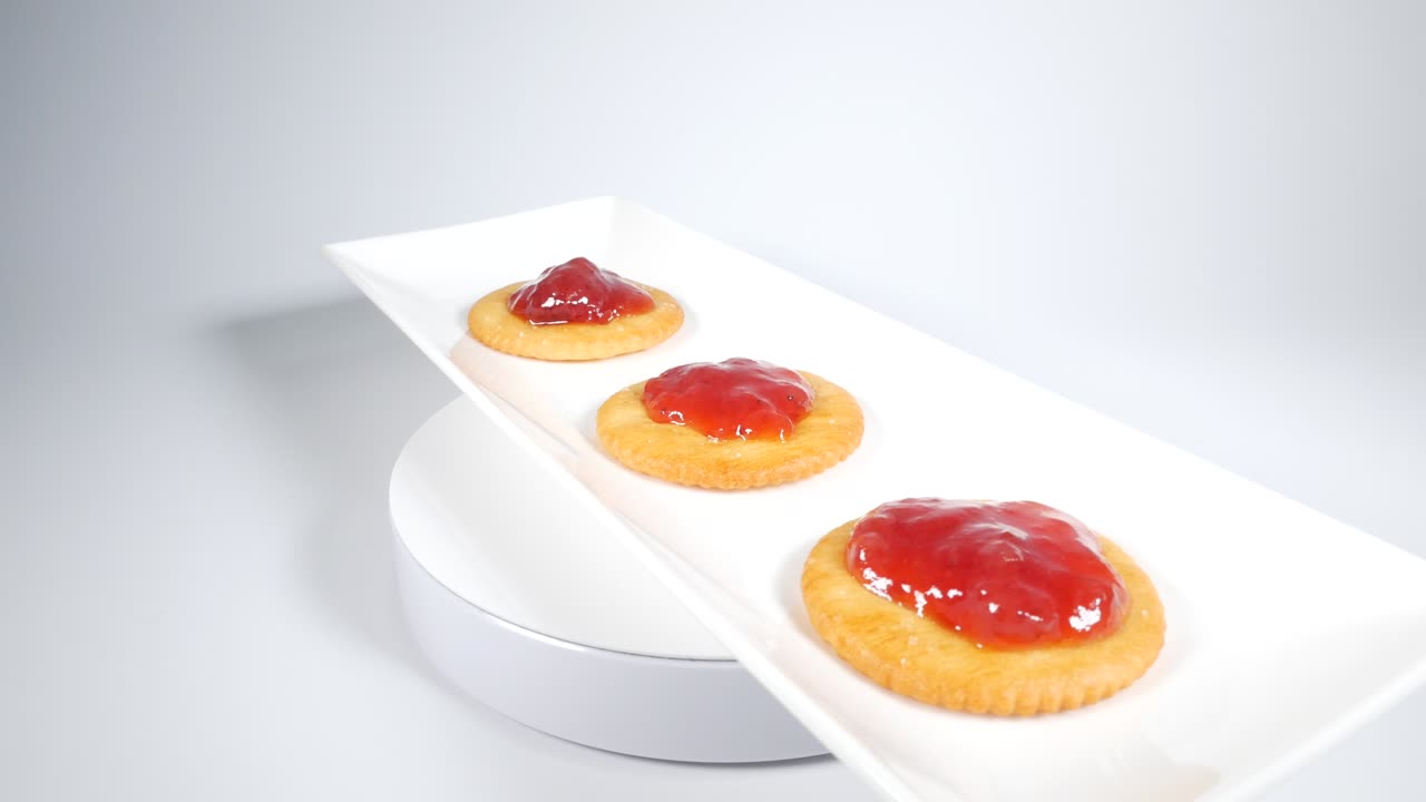 galletas redondas con mermelada de fresa