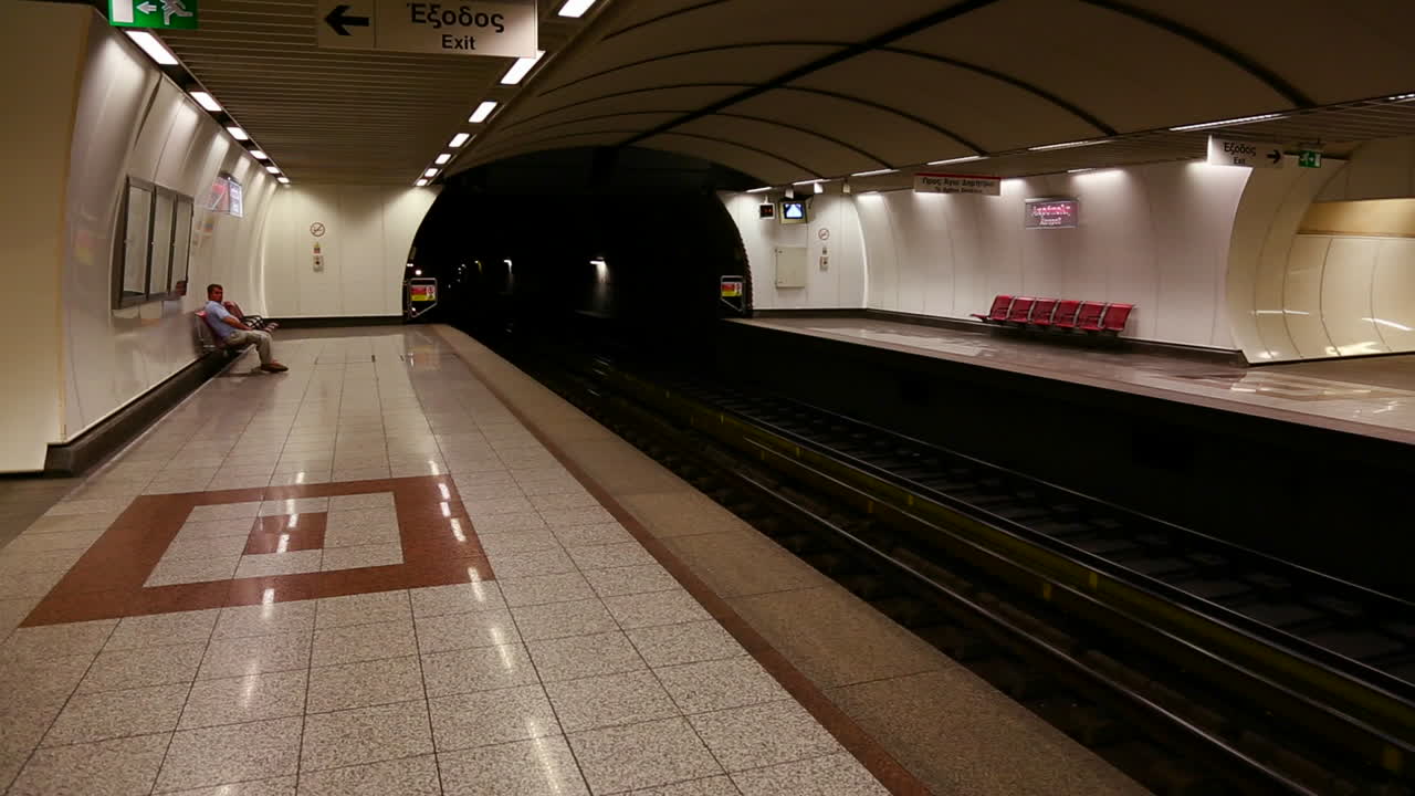 지하철은 그리스 아테네의 지하철역에 도착합니다.