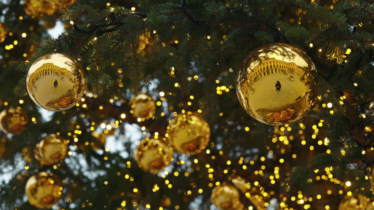 Рождественская елка с золотыми украшениями