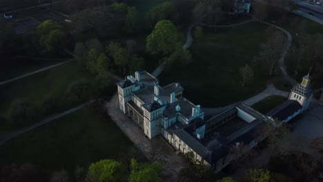 Toma-De-Drones-De-Una-Gran-Mansión-Rodeada-De-Un-Exuberante-Espacio-Verde