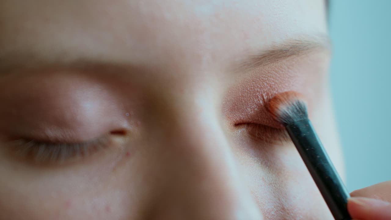 la aplicación de la sombra de ojos