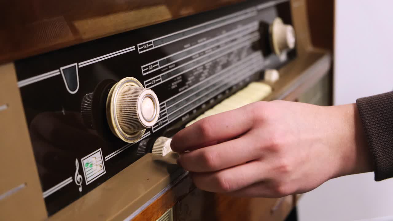 오래된 빈티지 라디오를 손으로 튜닝하는 것