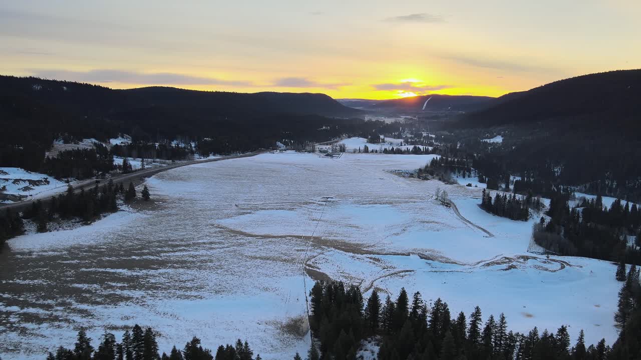 impresionante amanecer de invierno sobre tierras de cultivo, región de cariboo, bc, canadá