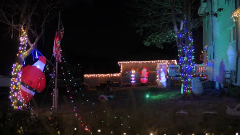 Weihnachtsbaum-Geschmückt-Und-In-Lichtern-In-Der-Winternachtstadt-Im-Freien