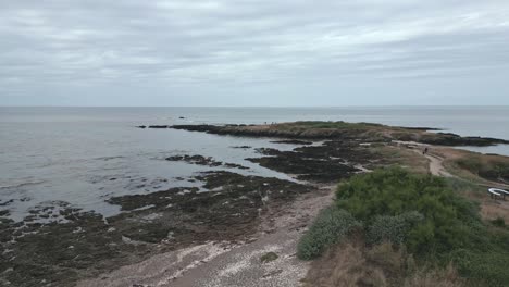 Gente-Caminando-A-Lo-Largo-De-La-Costa-Penvins-Del-Golfo-De-Morbihan,-Bretaña-En-Francia