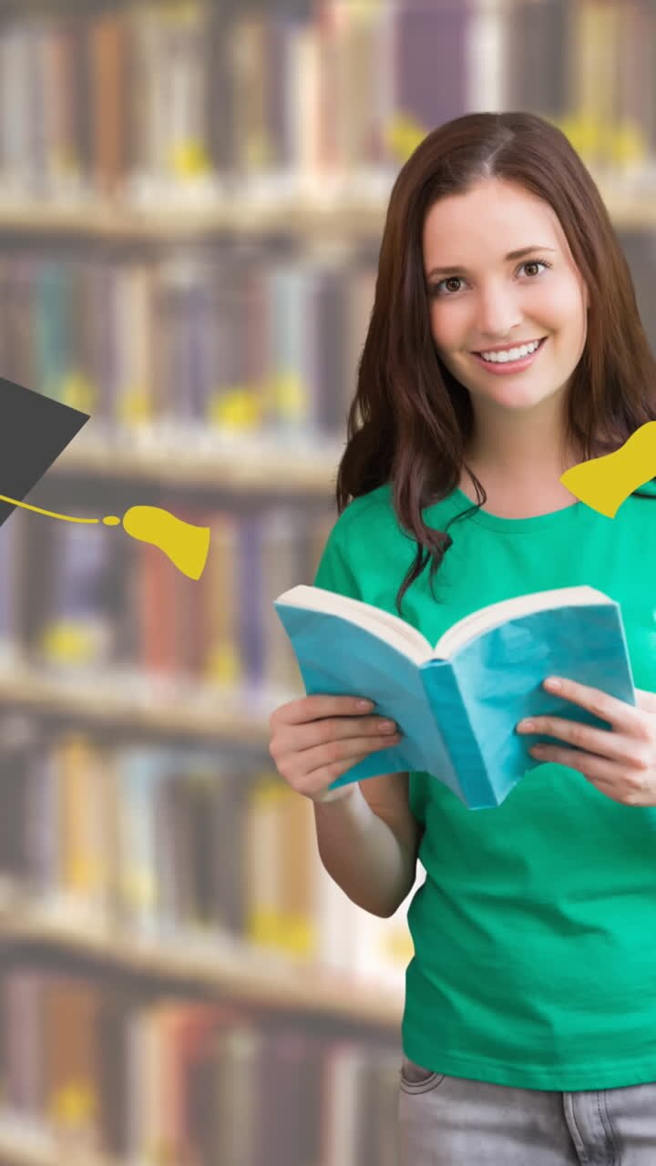 Animazione di cappelli di laurea che cadono su studentessa caucasica con libro