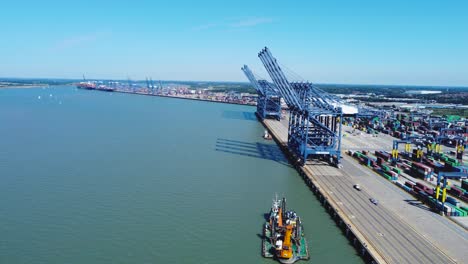 Vista-Del-Cielo-Del-Astillero-De-Harwich-Con-Imponentes-Grúas-De-Carga-En-El-Muelle-Desocupado