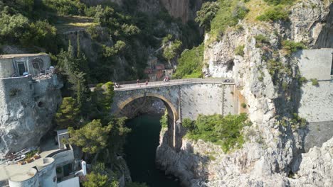 Fiordo-Di-Furore-En-La-Costa-De-Amalfi,-Toma-Aérea-En-órbita-En-Un-Hermoso-Día