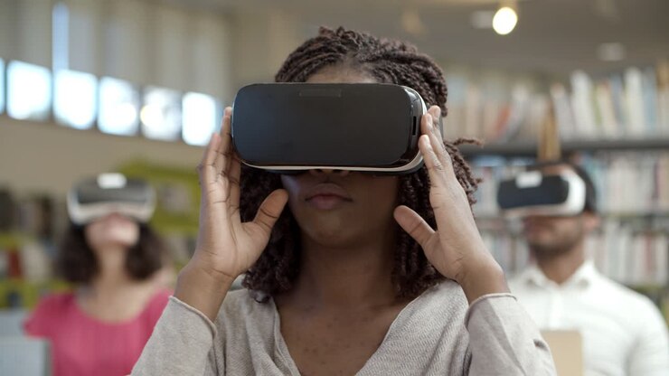 Zeitlupenaufnahme einer begeisterten Frau, die VR erlebt